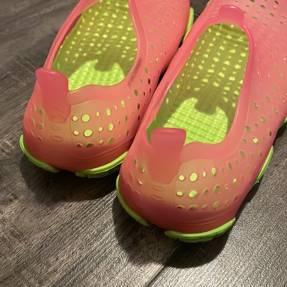 Kids Water shoes size 2/3 - Picture 2 of 3